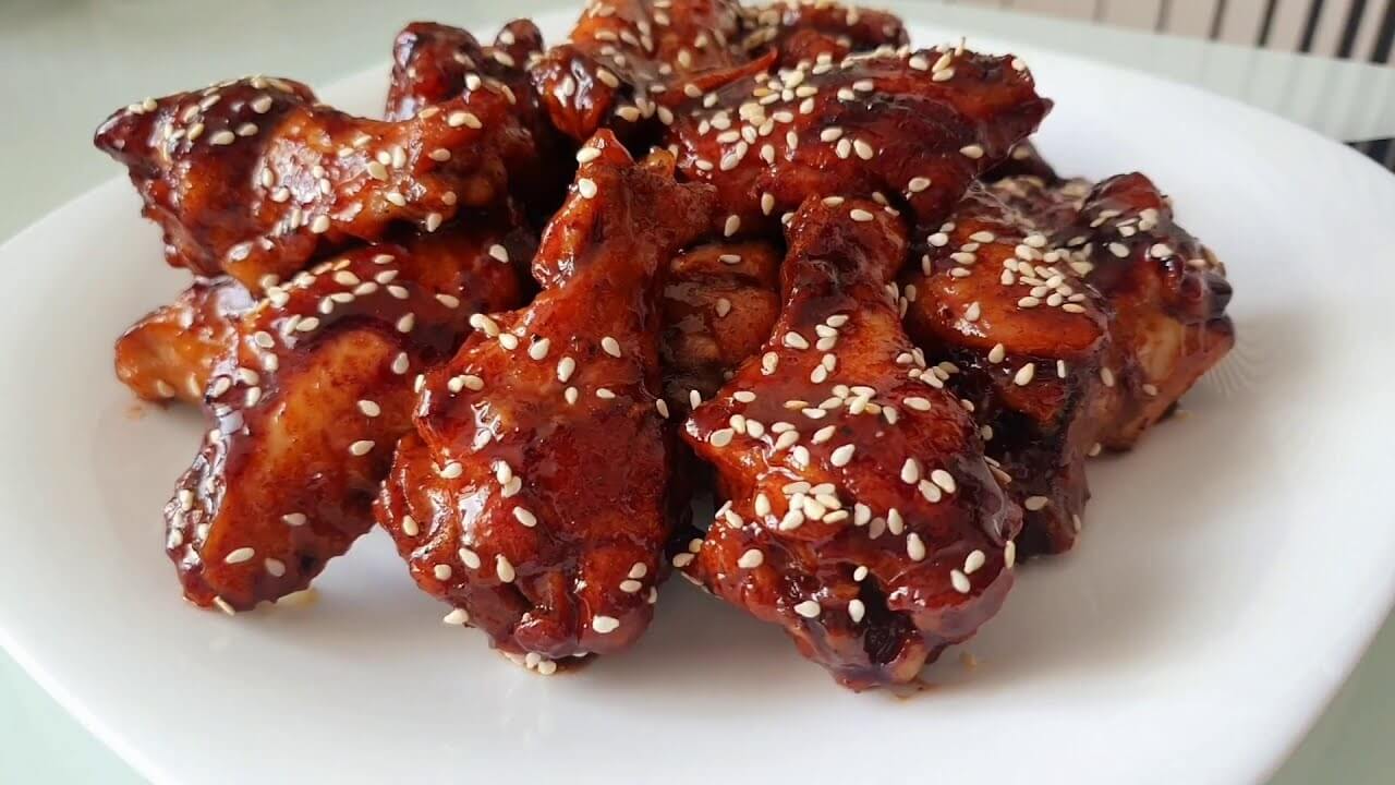 Курица в кока коле. Крылышки жареные в Кока Коле. Куриные крылышки в Кока Коле. Крылышки в Коле. Куриные Крылья с колой.